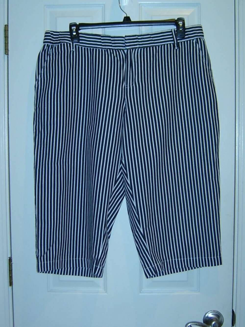 Liz Claiborne Black & White Striped Knee Shorts, Size PXL